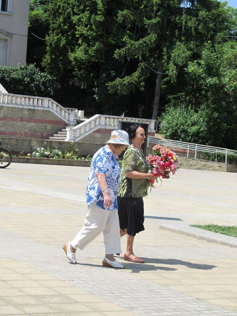 Цветя в памет на Ботев и всички герои положиха лясковчани