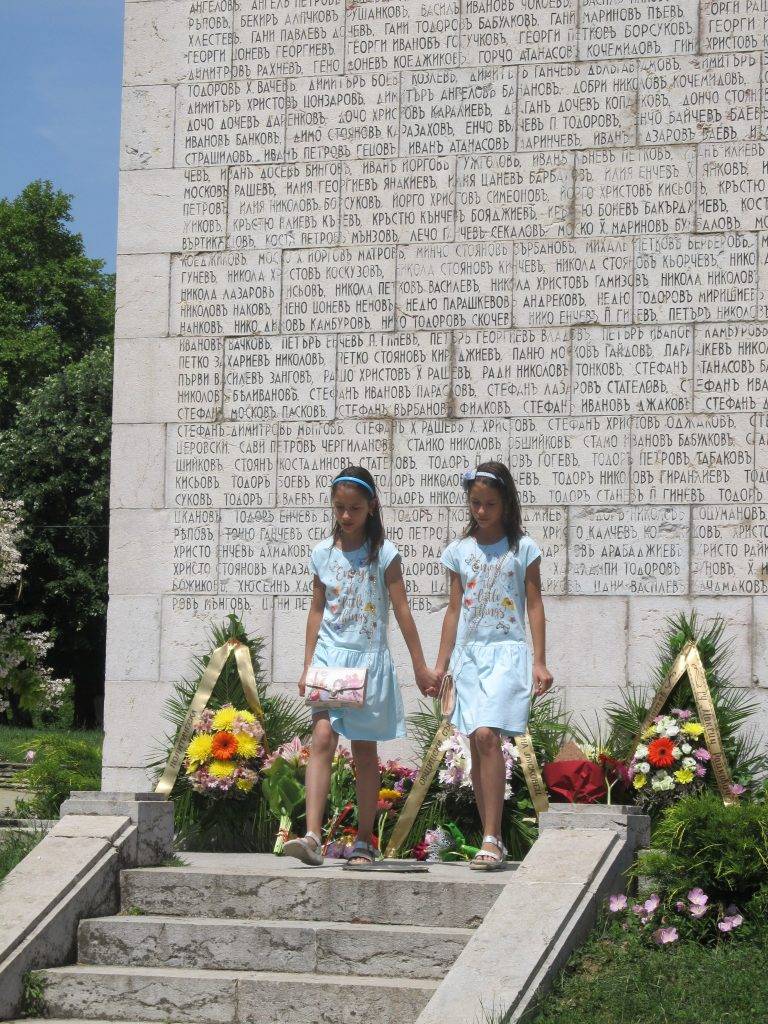 Цветя в памет на Ботев и всички герои положиха лясковчани