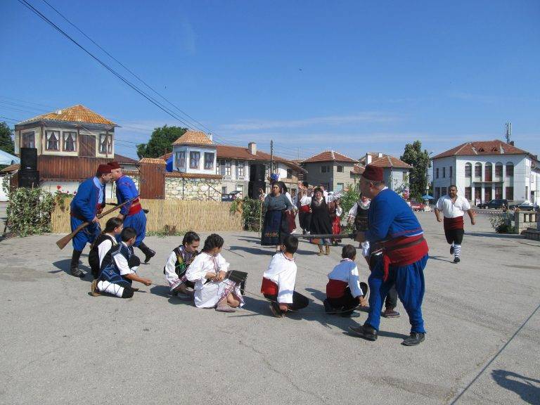 Горещи новини | В Мерданя хайдушки песни огласиха селото за осма поредна година