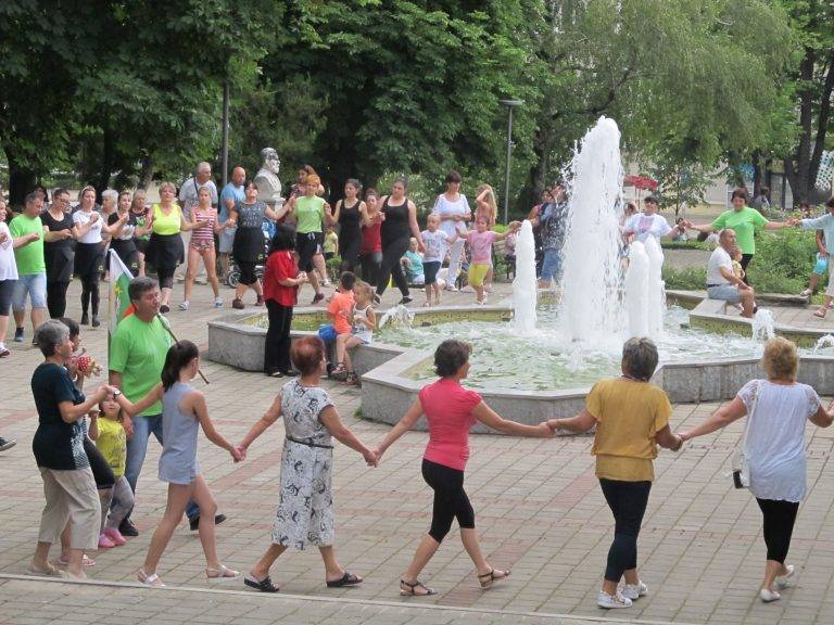 Горещи новини | Предпразнична хоротека спретна лясковският клуб „Лудо младо”