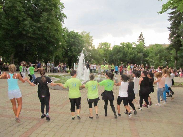 Предпразнична хоротека спретна лясковският клуб „Лудо младо”