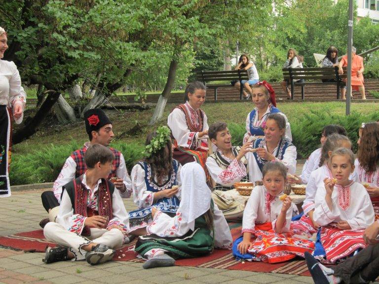 Горещи новини | Чудна седянка организираха самодейци за празника на Лясковец