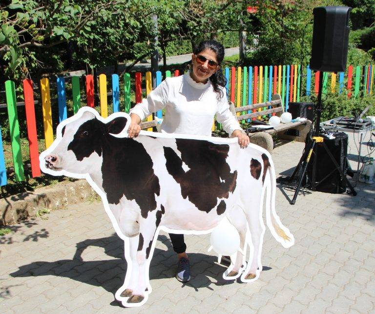 Заведоха търновски деца  на млечно пътешествие