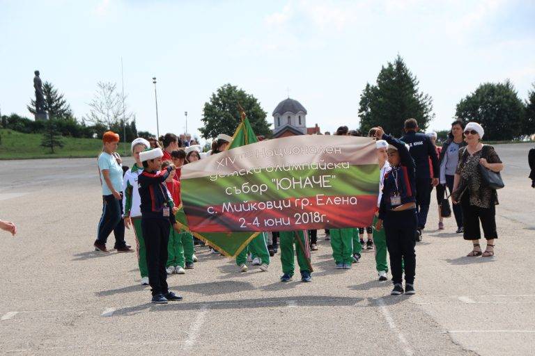 Курсанти от НВУ демонстрираха строеви хватки пред 120 деца