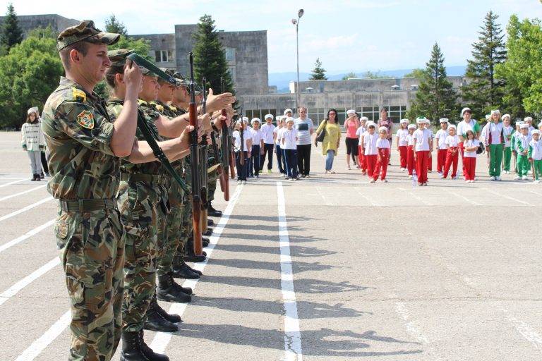 Общество | Курсанти от НВУ демонстрираха строеви хватки пред 120 деца