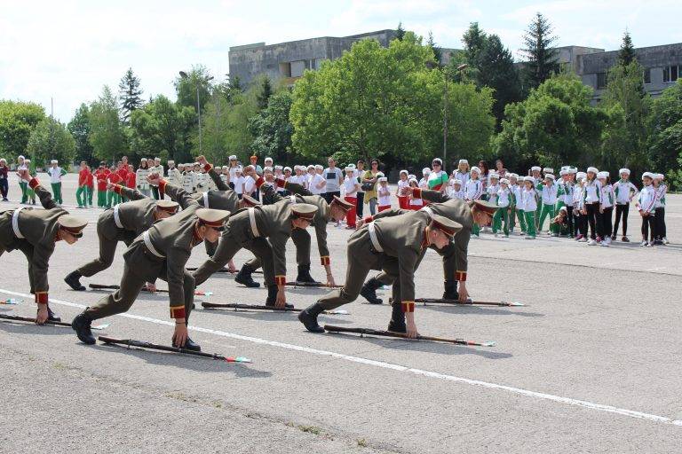 Курсанти от НВУ демонстрираха строеви хватки пред 120 деца