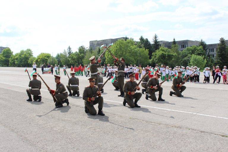 Курсанти от НВУ демонстрираха строеви хватки пред 120 деца