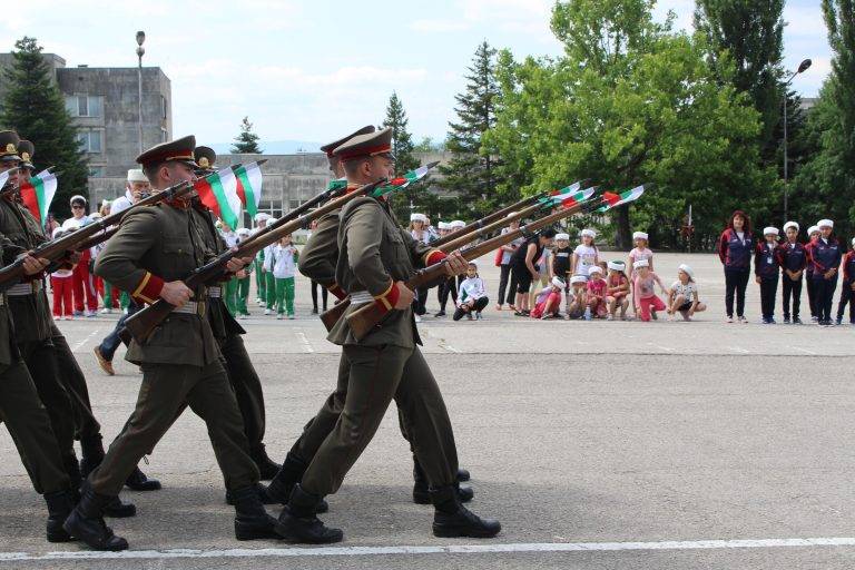 Курсанти от НВУ демонстрираха строеви хватки пред 120 деца