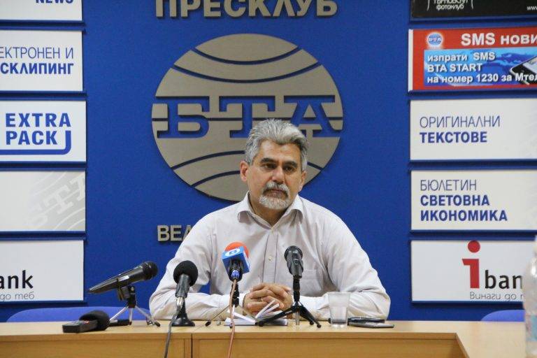 Пари и власт | По инициатива на депутата Милен Михов  комисия ще търси грешки в учебниците