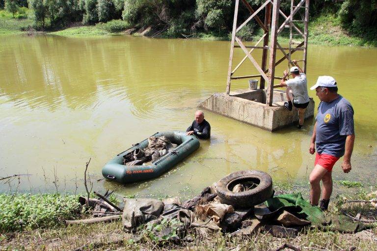 Горещи новини | Гуми, килими, чували с боклуци и камъни извадиха от язовир “Вятъра”