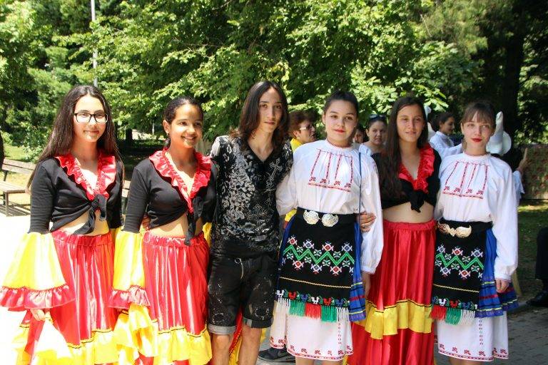 Горещи новини | Лоренцо на Софи Маринова пя  на ромския фестивал във В. Търново