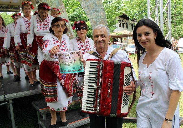 Култура | 1500 самодейци пяха и танцуваха  “Насред мегдана в Арбанаси”