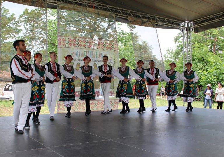 1500 самодейци пяха и танцуваха “Насред мегдана в Арбанаси”