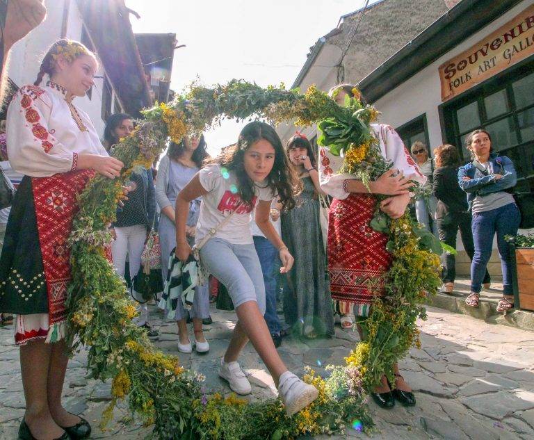 Горещи новини | Стотици минаха под Еньовския венец  за здраве на Самоводската чаршия