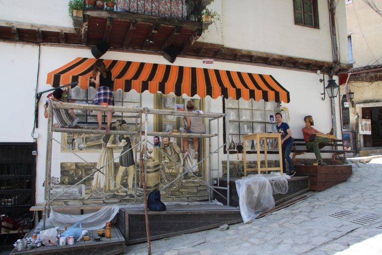 Култура | Популярни лица от В. Търново оживяват  върху стенопис на Самоводската чаршия