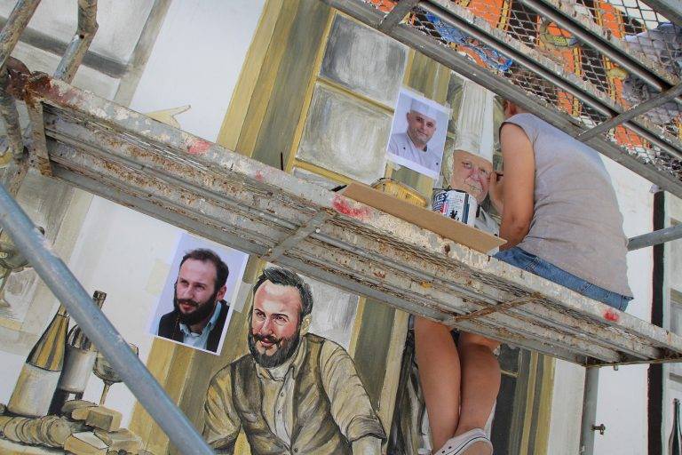 Популярни лица от В. Търново оживяват върху стенопис на Самоводската чаршия