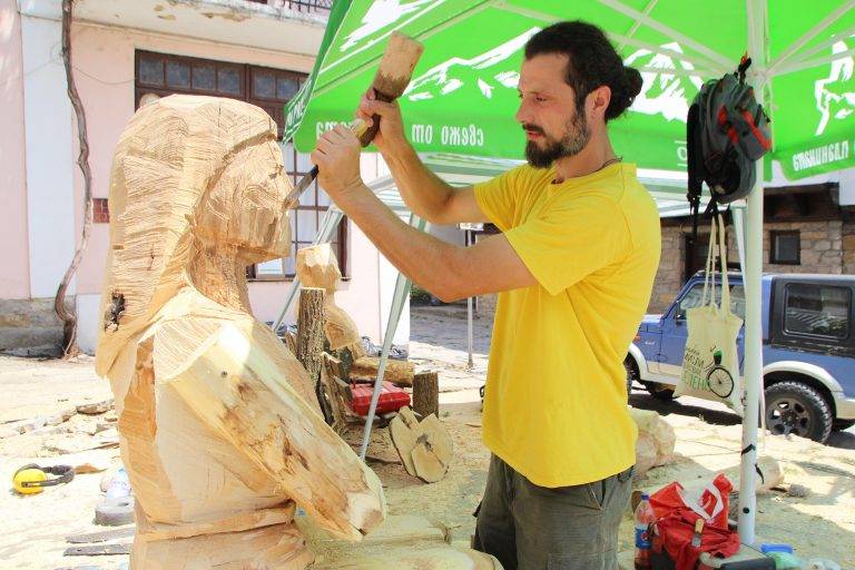 Популярни лица от В. Търново оживяват върху стенопис на Самоводската чаршия