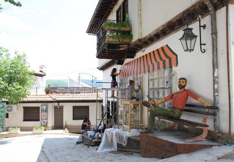 Популярни лица от В. Търново оживяват върху стенопис на Самоводската чаршия