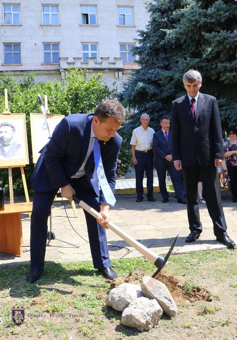 Изграждат паметник на Христо Ботев в центъра на В. Търново