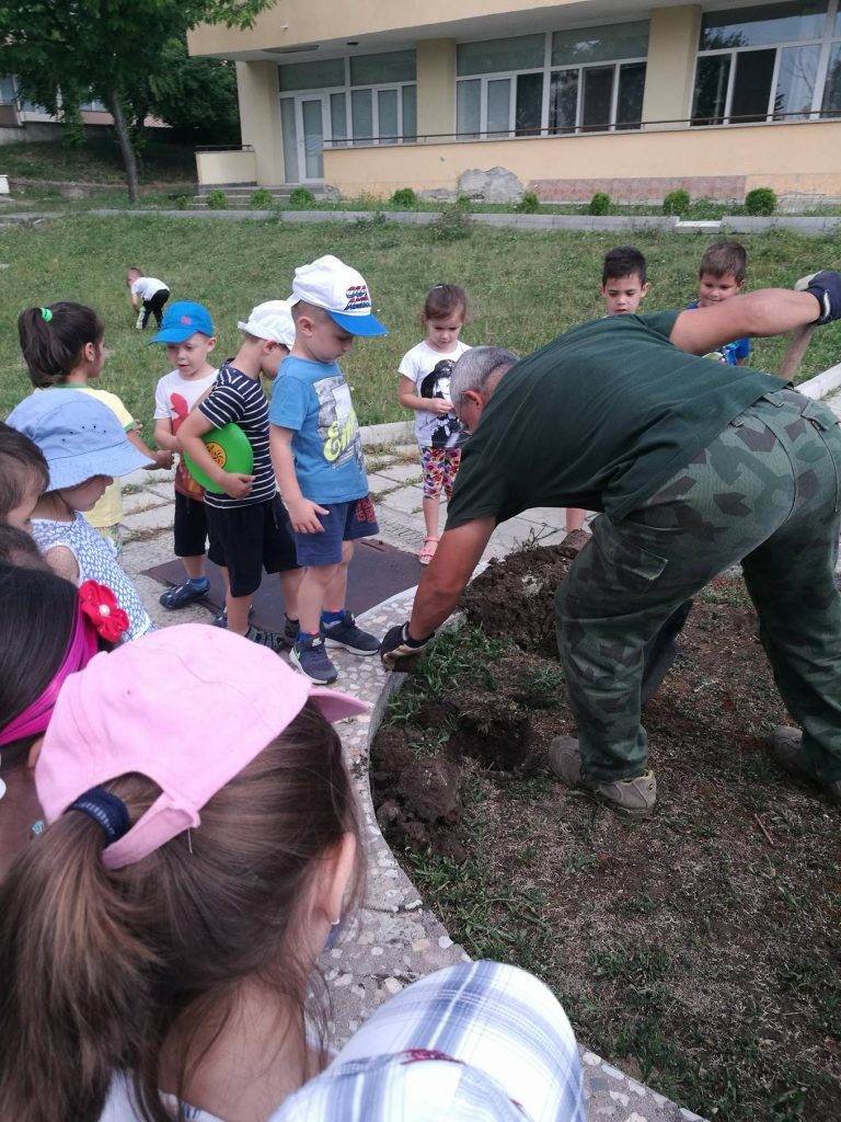 Пари и власт | Екипът на евродепутатът Ева Майдел (ГЕРБ/ЕНП) и децата от ДГ „Райна Княгиня“ отбелязаха Световния ден за опазване на околната среда
