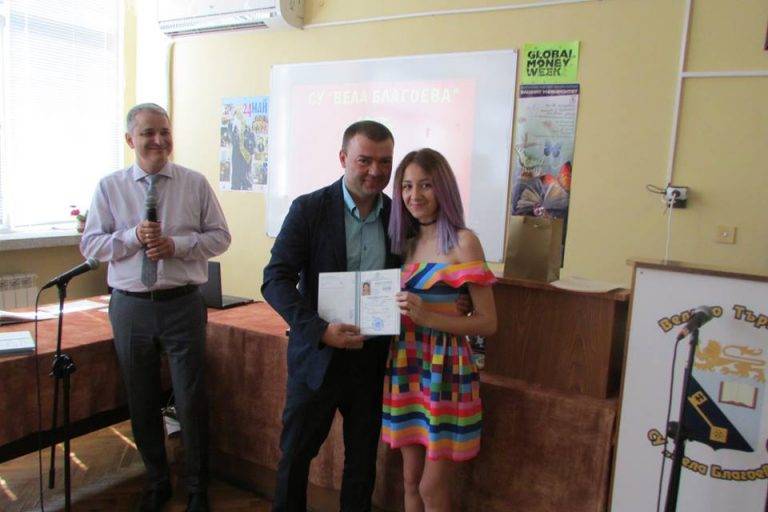 Общество | Кристина Каляка получи наградата „Виктория“ на СУ „Вела Благоева“