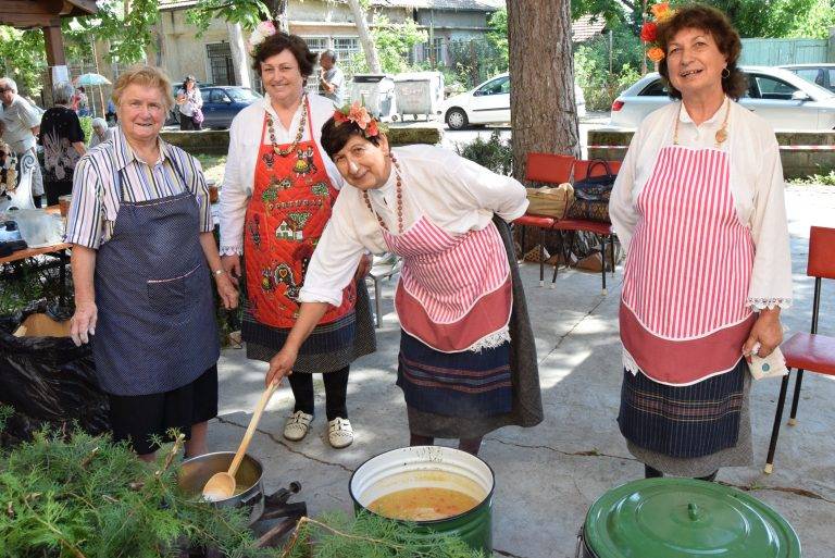 Общество | С 4 казана боб ще гостят изпълнителите  на фолклорния фестивал в село Янтра
