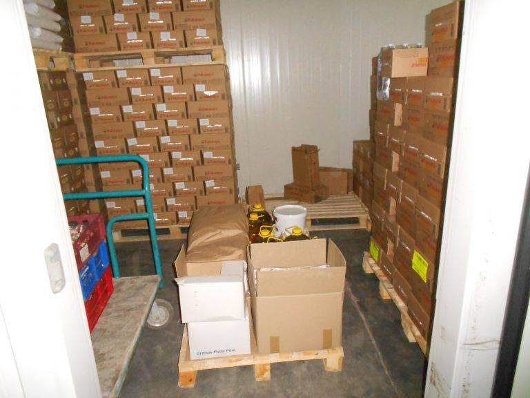 Иззеха храни с изтекъл срок на годност от склад във Велико Търново