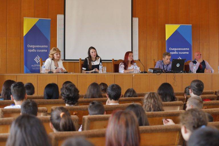 Пари и власт | Евродепутатът Ева Майдел (ГЕРБ/ЕНП): Не споделяйте онлайн повече, отколкото в реалния живот