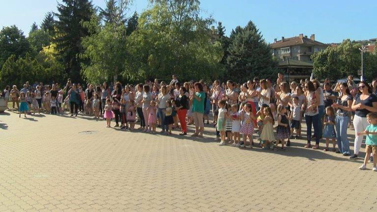 Общество | С флашмоб ДГ “Първи юни” празнува 55-годишен юбилей