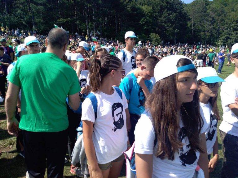 Цветан Цветанов и повече от 100 великотърновци се преклониха пред паметта на Ботев на връх Околчица