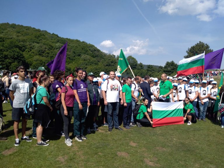 Цветан Цветанов и повече от 100 великотърновци се преклониха пред паметта на Ботев на връх Околчица