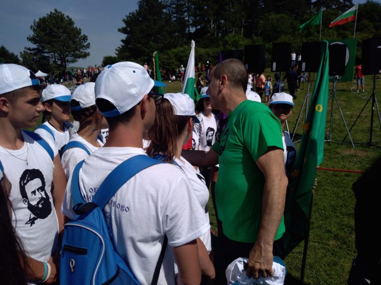 Цветан Цветанов и повече от 100 великотърновци се преклониха пред паметта на Ботев на връх Околчица