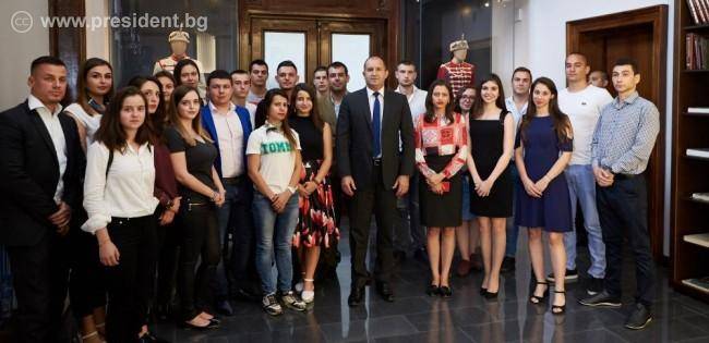 Пари и власт | Президентът Румен Радев се срещна със студенти от дипломатическия клуб на ВТУ