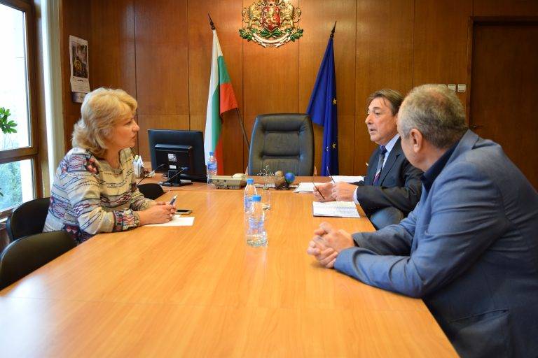 Пари и власт | Областният управител се срещна с директора на Регионалната служба по заетост в Ловеч