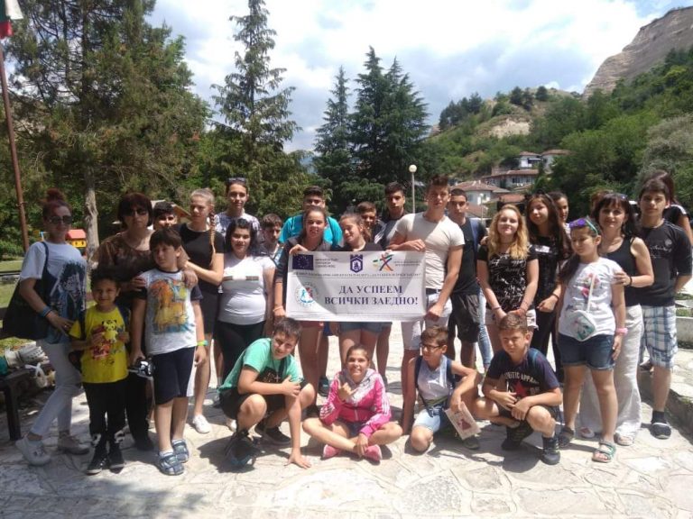 Две свищовски училища работят по проекта „Да успеем всички заедно“