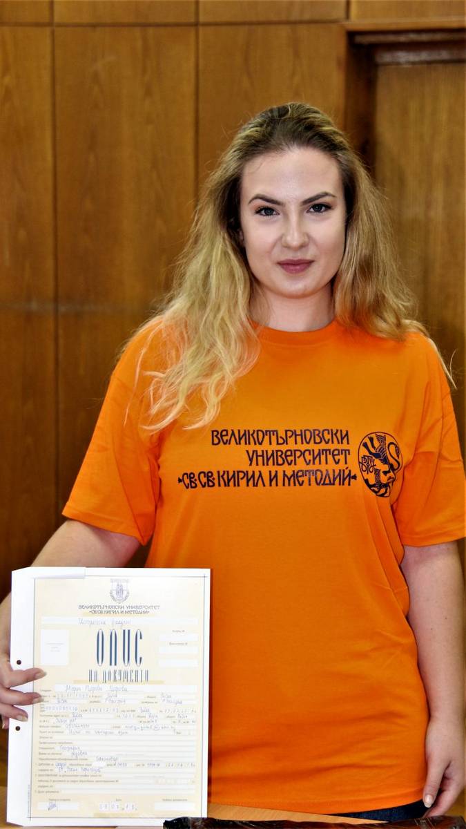 Култура | Мария Петрова от Ямбол първа  се записа за студентка във ВТУ
