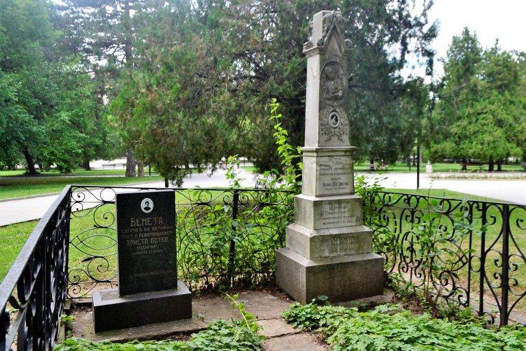 Общество | Възстановена е целостта на мемориалната плоча на Венета Ботева