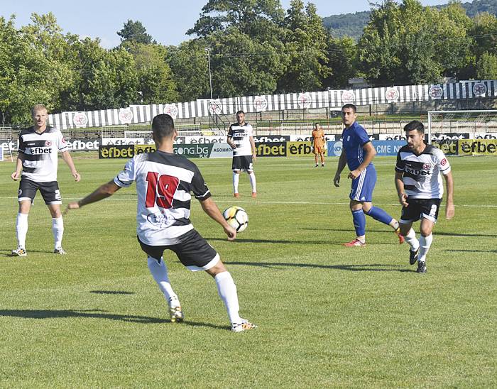 Спорт | “Локо” (ГО) представи 21 играчи за първенството