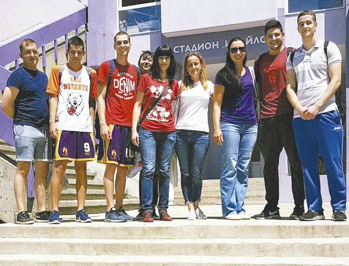 Спорт | Баскетболен клуб “Етър 49” изпрати подобаващо шестима абитуриенти