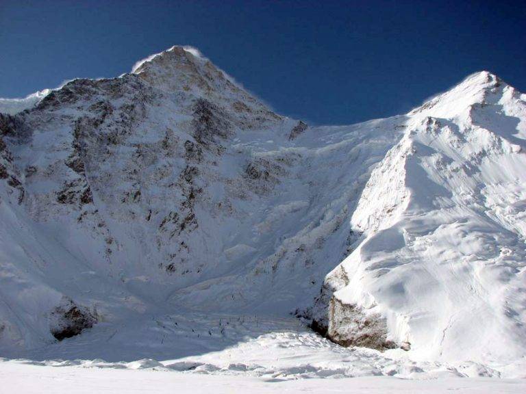 Горещи новини | Алпинистите ни атакуват връх Хан Тенгри