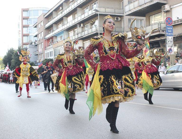 Култура | В Боливия пият чай от кока за здраве  и гадаят по свещеното растение