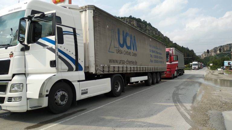 Катастрофа на турски тир и кола блокира движението на входа на В. Търново (снимки)