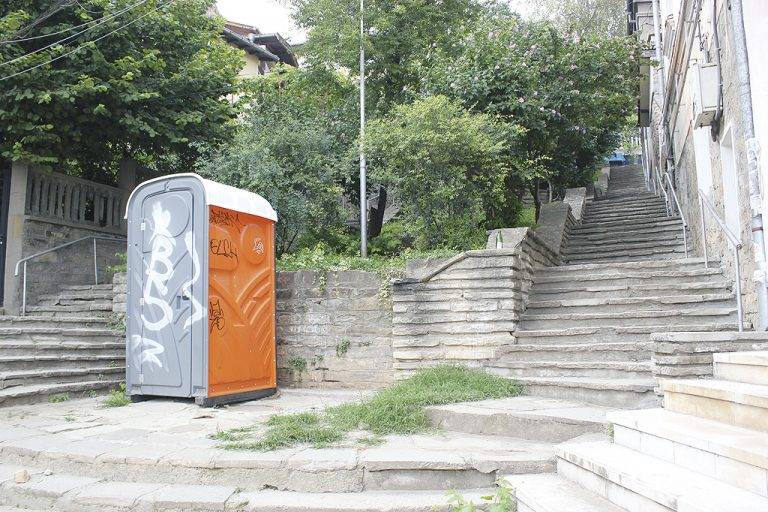 Горещи новини | Екотоалетна замени паметника  “Книжовник” във В. Търново