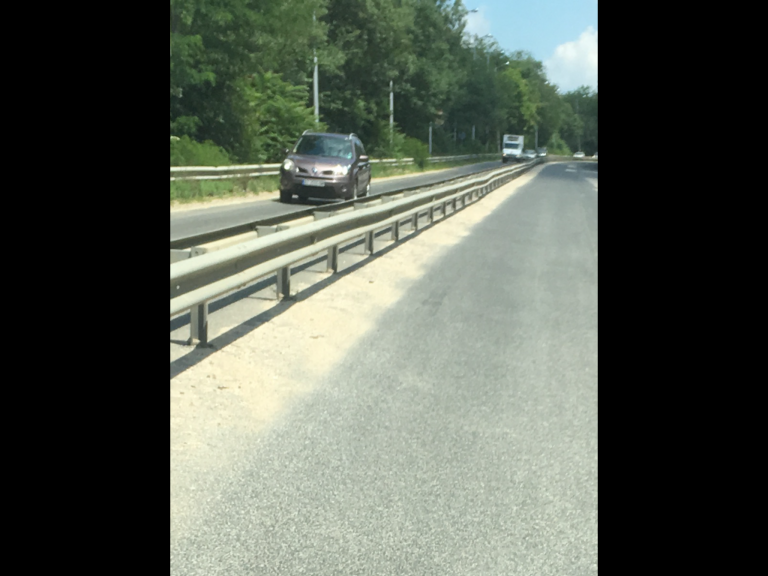 Общество | От читателската поща: Никой не чисти пясъка от пътното платно