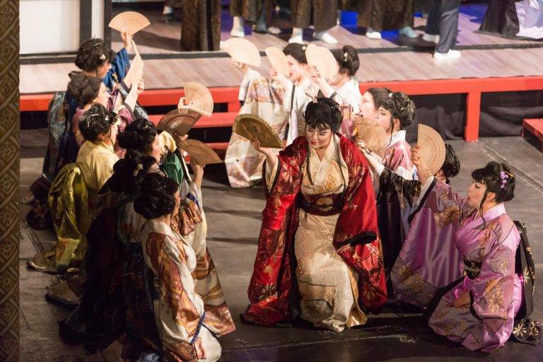 Йоана Железчева и Калуди Калудов излизат  в „Мадам Бътерфлай“ на Царевец