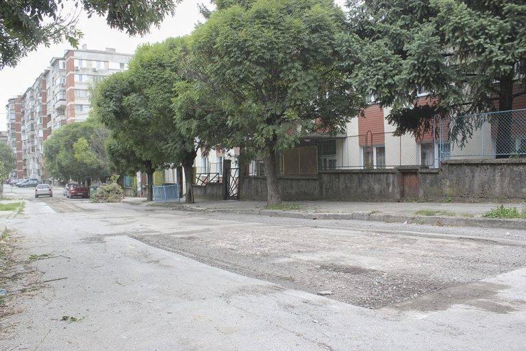 Общество | Започна ремонтът на ул. “Мизия”, отлагат  преасфалтирането на ул. “Юрий Гагарин”