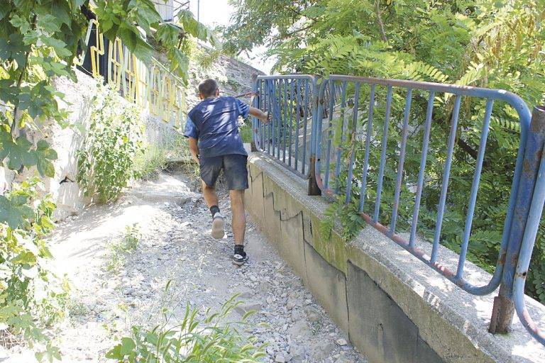 Улица “Янтра” продължава да  е опасен капан за туристите