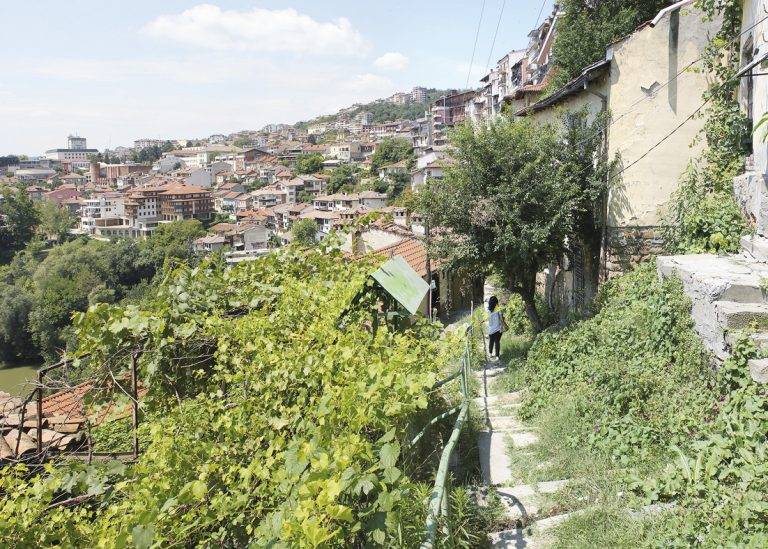 Горещи новини | Улица “Янтра” продължава да  е опасен капан за туристите