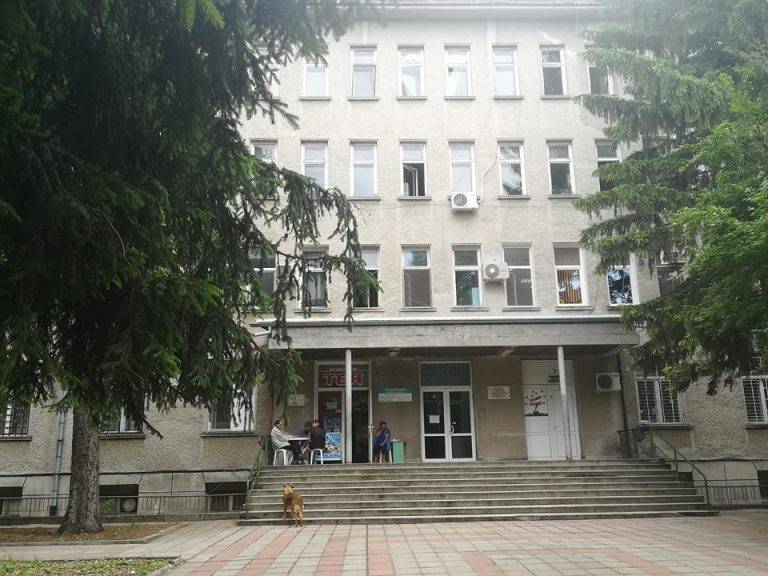 Болницата в Г. Оряховица остана 12 ч. без ток, мълния подпали старо училище в Първомайци