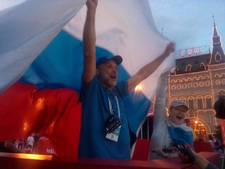 Москва не спа след победата на Русия (снимки)